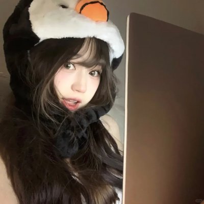伊塞克湖的猩红色罂粟花